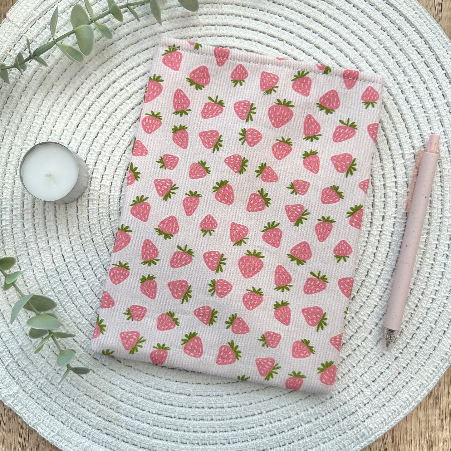 strawberry pattern kindle sleeve